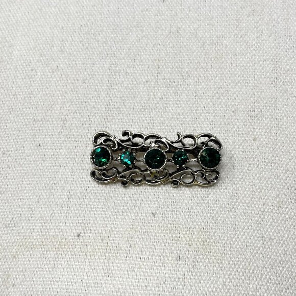 Filigree Brooch Green Faceted Glass Stones Ornate Scroll Old Money Vintage SIlve - Picture 2 of 9